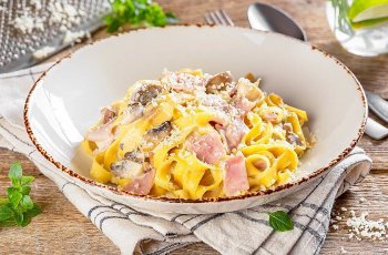 Паста (на выбор) с грибами и ветчиной