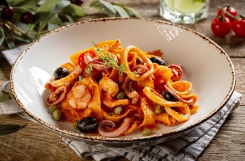 Паста (на выбор) с креветками и кальмарами